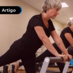 Idosas mais um rapaz praticando pilates.