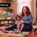 Família reunida na sala, com brinquedos espalhados pelo chão.