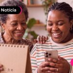Neta e vó vendo quando o INSS vai pagar décimo para novo aposentados.