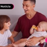 Pai brincando com suas duas filhas.