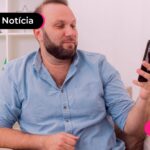Homem vendo que recebeu pix da Receita Federal.