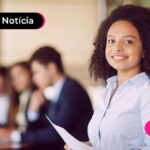 Trabalhadora segurando papéis relacionados ao cashback do IRPF.