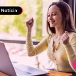 Mulher feliz que receita paga o terceiro lote da restituição.