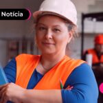 Mulher feliz com rendimento do FGTS.