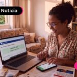 Pessoa recebendo restituição automática (cashback) do Imposto de Renda.