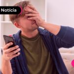 Home preocupado com a restituição do imposto de renda atrasada.