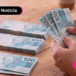 Notas de 100 reias em cima de uma mesa.
