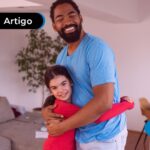 Pai e filho se abraçando.