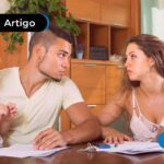Um casal com duas crianças sentados a mesa.