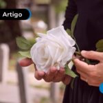 Mulher segurando uma rosa branca.