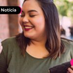 Mulher feliz sem histórico bancário.