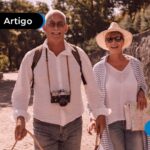 Casal de idosos aproveitando em uma viagem.