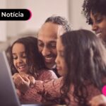 Beneficiários consultando calendários do INSS, Pé-de-meia, Bolsa Família e PIS de agosto 2026.