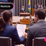 Pessoas em parlamento tomando decisão.