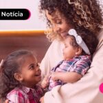 Mãe em momento de afeto com suas filhas.