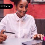 Mulher renegociando cartão de crédito no desenrola Brasil.