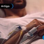 Homem acamado em hospital com aparelhos para sua saúde.