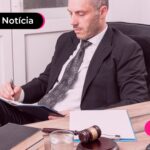 Juiz trabalhando em seu escritório.