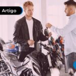 Homem em uma concessionária garantindo a sua moto.