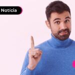 Homem com dedo levantado pra cima.