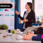 Mulher em sala ensinando para outras pessoas.