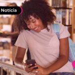 Estudante feliz que caiu o dinheiro do pé-de-meia.