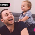 Pai e filho brincando.