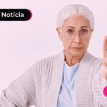 Idosa sinalizando falso SMS sobre prova de vida.