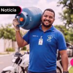 Homem entregando gás.