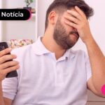 Pessoa com expressão preocupada ao cair em golpe de falso Desenrola Brasil.