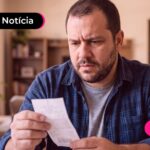 Pessoa segurando uma nota fiscal.