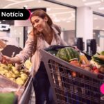 Trabalhadora fazendo compras no supermercado.