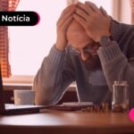 Homem preocupado com a inflação alta.