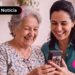 Idosa beneficiária do INSS recebendo pagamento de julho em agosto.