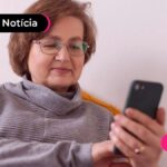 Idosa lendo sobre a maciça de agosto.