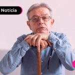 Senhor usando bengala.