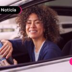 Mulher dirigindo carro.