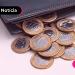 Carteira com várias moedas de 1 real.
