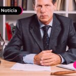 Homem olhando novo processo para trabalhadores.