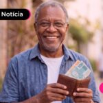 Homem feliz com pagamento do INSS.