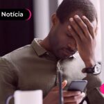 Homem sentado com uma blusa social demonstrando preocupação.