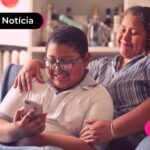 Mãe e filho feliz pois bolsa família caiu.