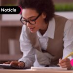 Mulher calculando o valor do salário mínimo.