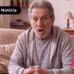 Idoso sentado no sofá expressando uma feição de espanto.