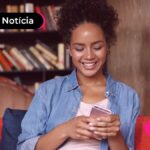Jovem lendo relatório do BC.