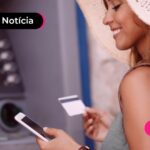 Mulher olhando cartão com dinheiro esquecido.