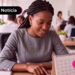 Mulher sentada em uma sala olhando para um calendário.