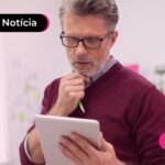 Senhor lendo sobre o ultimo lote da restituição.