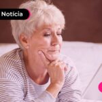 Idosa tirando dúvidas sobre segurança e juros do INSS.