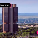 Prédio alto com árvores em volta.